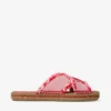 Aciel platte sandaal in rubyrood Mix van platte sandaaltjes van gerafeld canvas met spikkels Aciel platte sandaal in rubyrood Mix van platte sandaaltjes van gerafeld canvas met spikkels