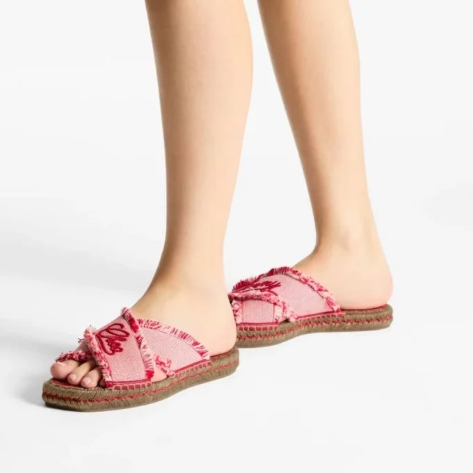 Aciel platte sandaal in rubyrood Mix van platte sandaaltjes van gerafeld canvas met spikkels Aciel platte sandaal in rubyrood Mix van platte sandaaltjes van gerafeld canvas met spikkels