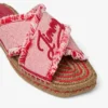 Aciel platte sandaal in rubyrood Mix van platte sandaaltjes van gerafeld canvas met spikkels Aciel platte sandaal in rubyrood Mix van platte sandaaltjes van gerafeld canvas met spikkels