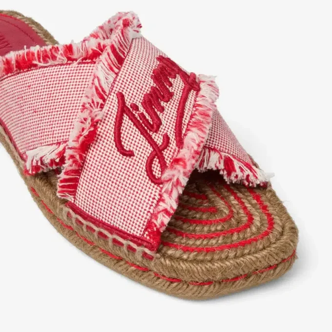 Aciel platte sandaal in rubyrood Mix van platte sandaaltjes van gerafeld canvas met spikkels Aciel platte sandaal in rubyrood Mix van platte sandaaltjes van gerafeld canvas met spikkels