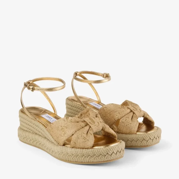 Aella Wedge 60 Gouden raffia sandalen met sleehak