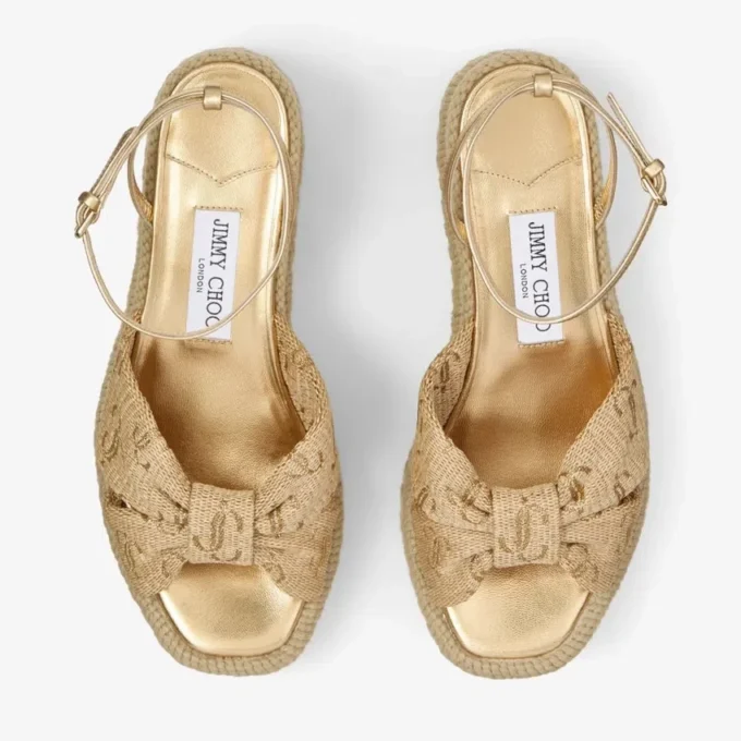 Aella Wedge 60 Gouden raffia sandalen met sleehak