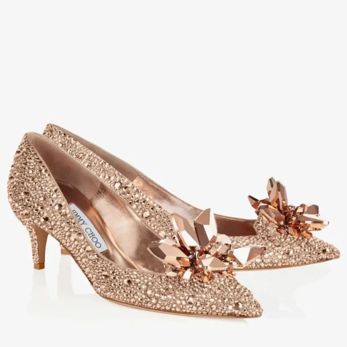 Allure roségouden pumps met puntige neus bedekt met kristallen Allure roségouden pumps met puntige neus bedekt met kristallen
