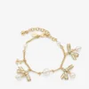 Armband met meerdere bedeltjes en linten  Gouden metalen bedelarmband met linten en parels