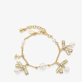 Armband met meerdere bedeltjes en linten  Gouden metalen bedelarmband met linten en parels