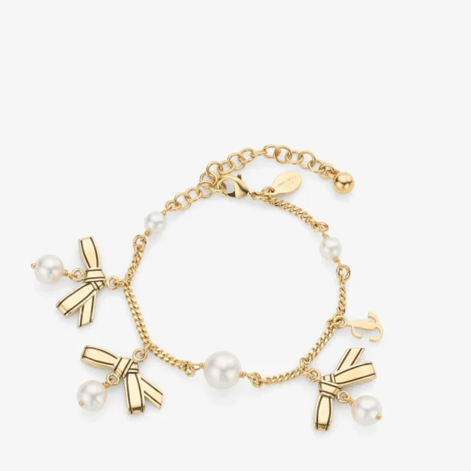 Armband met meerdere bedeltjes en linten  Gouden metalen bedelarmband met linten en parels