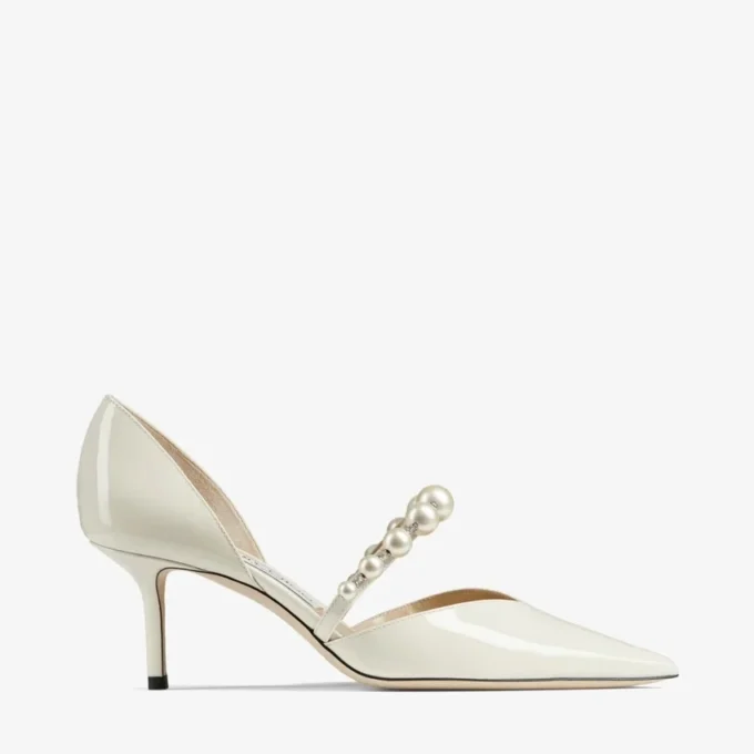 Aurelie 65 Latte lakleren pumps met spitse neus en parelversiering Aurelie 65 Latte lakleren pumps met spitse neus en parelversiering