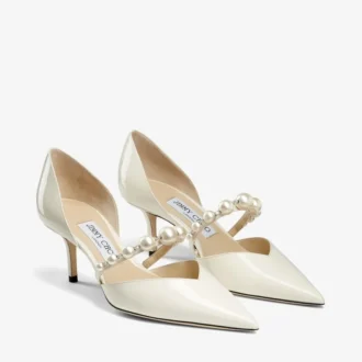 Aurelie 65 Latte lakleren pumps met spitse neus en parelversiering