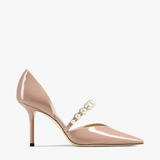 Aurelie 85 Balletroze lakleren pumps met spitse neus en parelversiering Aurelie 85 Balletroze lakleren pumps met spitse neus en parelversiering
