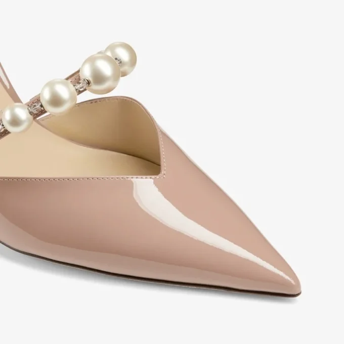 Aurelie 85 Balletroze lakleren pumps met spitse neus en parelversiering Aurelie 85 Balletroze lakleren pumps met spitse neus en parelversiering