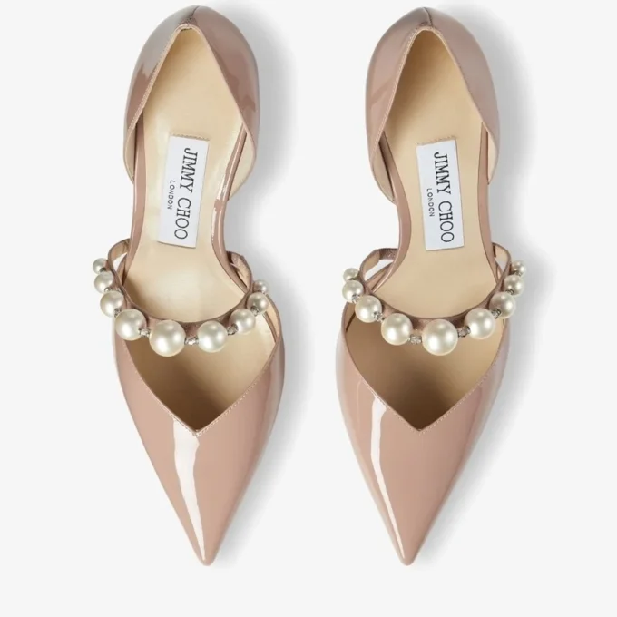 Aurelie 85 Balletroze lakleren pumps met spitse neus en parelversiering Aurelie 85 Balletroze lakleren pumps met spitse neus en parelversiering
