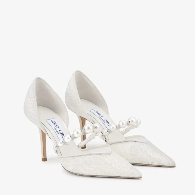 Aurelie 85 ivoorkleurige jimmy choo-pumps van kant met parelversiering Aurelie 85 ivoorkleurige jimmy choo-pumps van kant met parelversiering