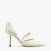 Aurelie 85 Latte lakleren pumps met spitse neus en parelversiering Aurelie 85 Latte lakleren pumps met spitse neus en parelversiering