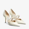 Aurelie 85 Latte lakleren pumps met spitse neus en parelversiering Aurelie 85 Latte lakleren pumps met spitse neus en parelversiering