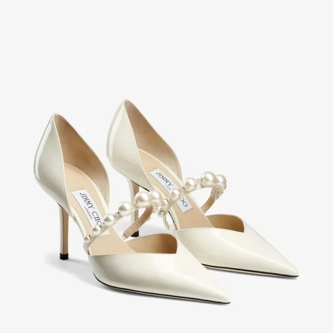 Aurelie 85 Latte lakleren pumps met spitse neus en parelversiering Aurelie 85 Latte lakleren pumps met spitse neus en parelversiering