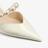 Aurelie 85 Latte lakleren pumps met spitse neus en parelversiering Aurelie 85 Latte lakleren pumps met spitse neus en parelversiering