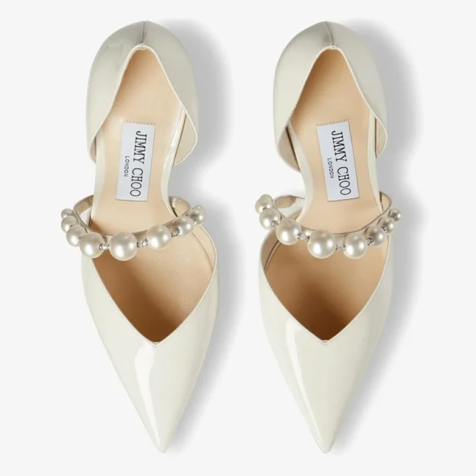 Aurelie 85 Latte lakleren pumps met spitse neus en parelversiering Aurelie 85 Latte lakleren pumps met spitse neus en parelversiering