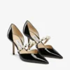Aurelie 85 Zwarte lakleren pumps met spitse neus en parelversiering Aurelie 85 Zwarte lakleren pumps met spitse neus en parelversiering