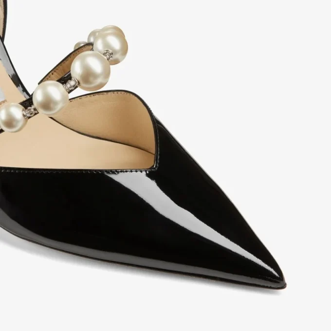 Aurelie 85 Zwarte lakleren pumps met spitse neus en parelversiering Aurelie 85 Zwarte lakleren pumps met spitse neus en parelversiering
