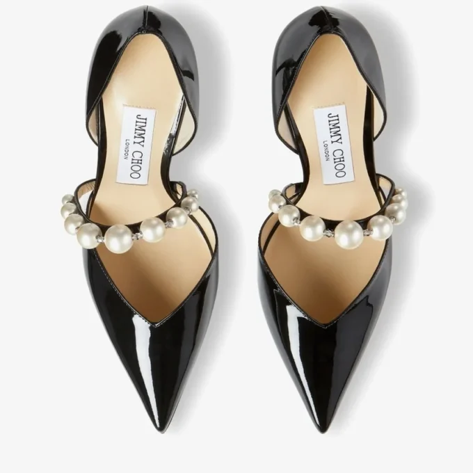 Aurelie 85 Zwarte lakleren pumps met spitse neus en parelversiering Aurelie 85 Zwarte lakleren pumps met spitse neus en parelversiering
