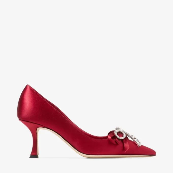Auria 70 robijnrode satijnen pumps met satijnen strik met kristallen Auria 70 robijnrode satijnen pumps met satijnen strik met kristallen
