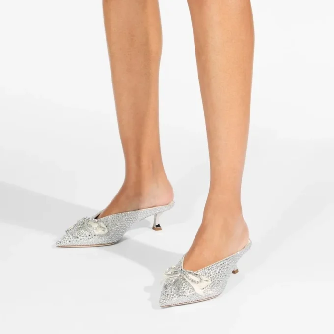 Auria Mule 50 Ivoor Satijn en Princess Crystal Hotfix Mules met strikversiering Auria Mule 50 Ivoor Satijn en Princess Crystal Hotfix Mules met strikversiering