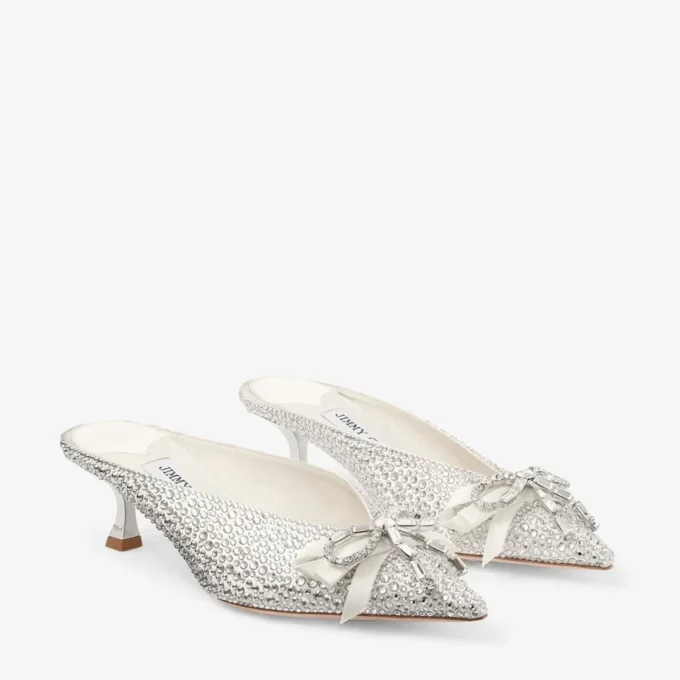 Auria Mule 50 Ivoor Satijn en Princess Crystal Hotfix Mules met strikversiering Auria Mule 50 Ivoor Satijn en Princess Crystal Hotfix Mules met strikversiering