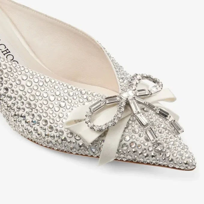 Auria Mule 50 Ivoor Satijn en Princess Crystal Hotfix Mules met strikversiering Auria Mule 50 Ivoor Satijn en Princess Crystal Hotfix Mules met strikversiering