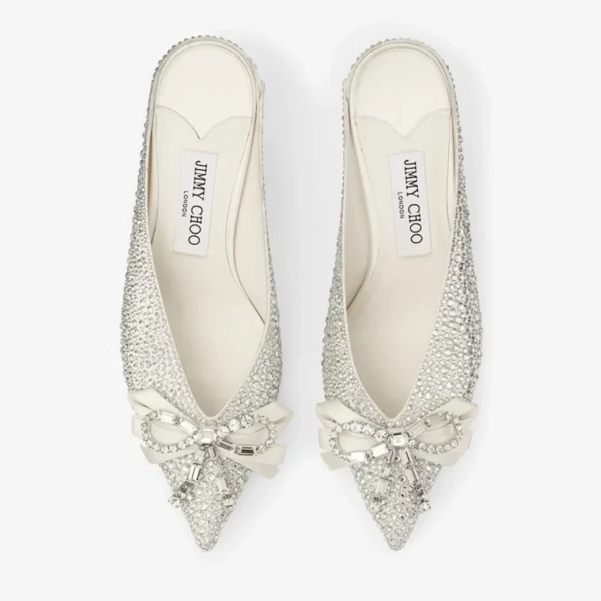 Auria Mule 50 Ivoor Satijn en Princess Crystal Hotfix Mules met strikversiering Auria Mule 50 Ivoor Satijn en Princess Crystal Hotfix Mules met strikversiering