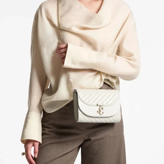 Avenue Curve Clutch Latte gewatteerde nappalederen clutch Avenue Curve Clutch Latte gewatteerde nappalederen clutch