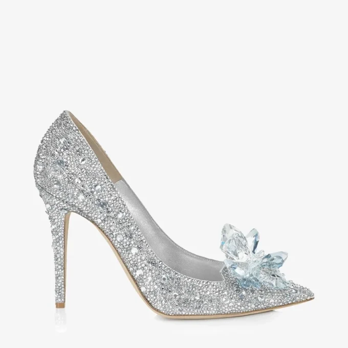 Avril met kristallen bedekte pumps met spitse neus