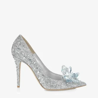 Avril met kristallen bedekte pumps met spitse neus