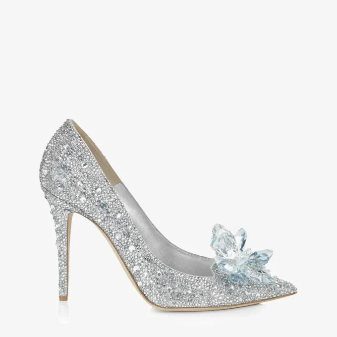 Avril met kristallen bedekte pumps met spitse neus