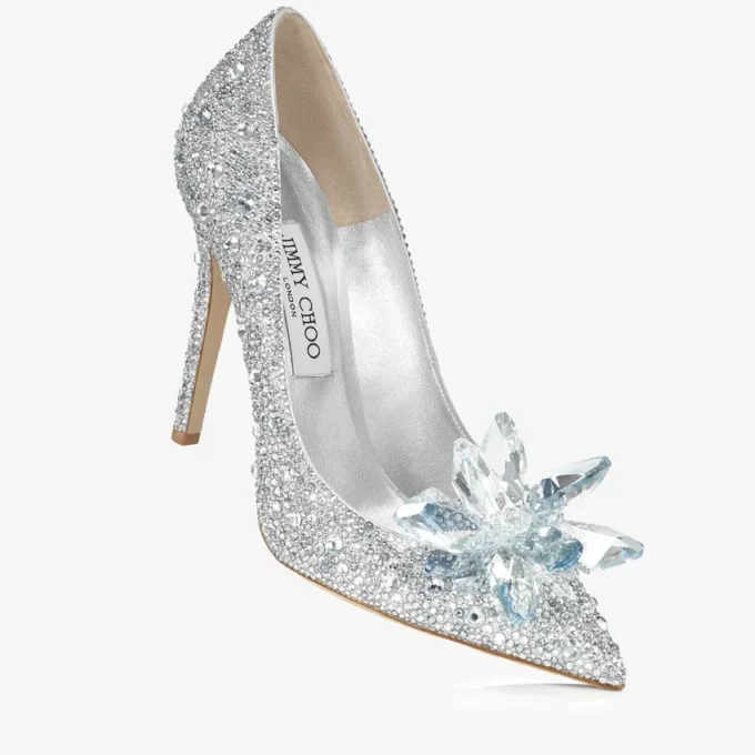 Avril met kristallen bedekte pumps met spitse neus