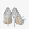 Avril met kristallen bedekte pumps met spitse neus