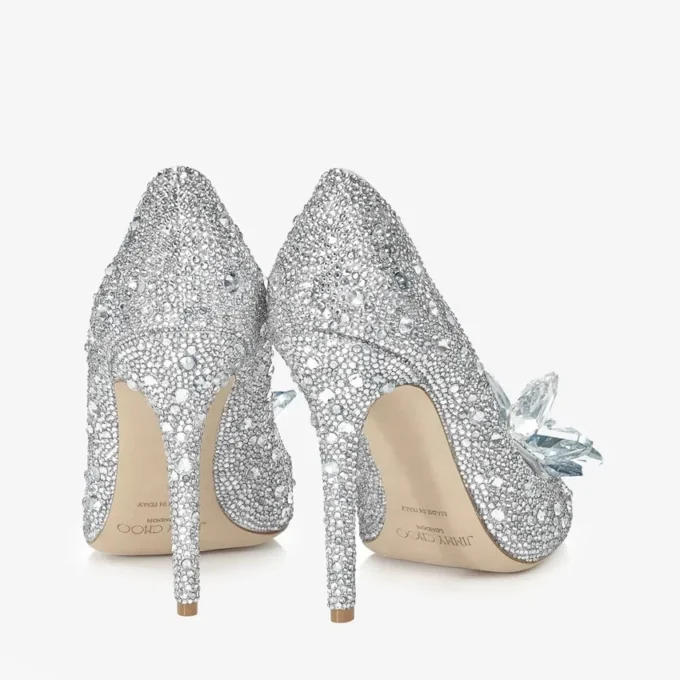 Avril met kristallen bedekte pumps met spitse neus