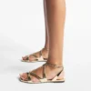 Ayla platte sandalen van goudkleurig metallic leer