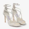 Azia 95 ivoorkleurige satijnen pumps met kristallen versiering
