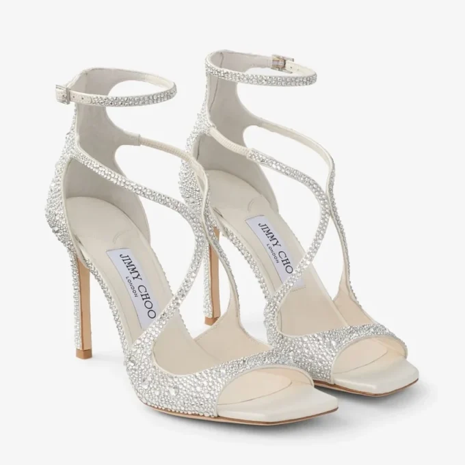 Azia 95 ivoorkleurige satijnen pumps met kristallen versiering