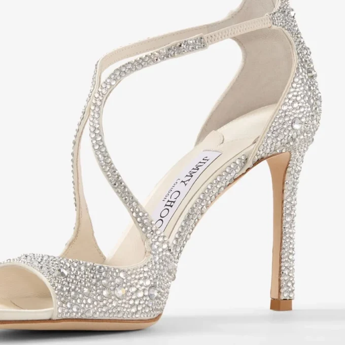 Azia 95 ivoorkleurige satijnen pumps met kristallen versiering
