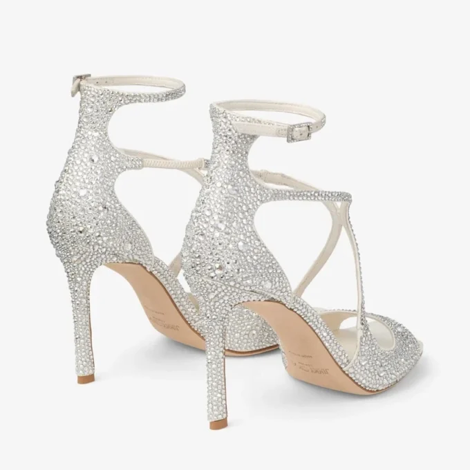 Azia 95 ivoorkleurige satijnen pumps met kristallen versiering