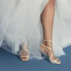 Azia 95 ivoorkleurige satijnen pumps met kristallen versiering
