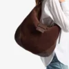 Bar Hobo M schoudertas van chocoladebruin suède met leren afwerking Bar Hobo M schoudertas van chocoladebruin suède met leren afwerking