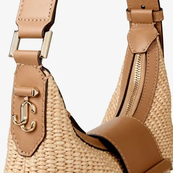 Bar Hobo Small schoudertas van naturel en toffee raffia met afwerking van glad kalfsleer Bar Hobo Small schoudertas van naturel en toffee raffia met afwerking van glad kalfsleer