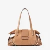 Bar Holdall Medium Toffee suède reistas met Biker-leren afwerking en parelstuds Bar Holdall Medium Toffee suède reistas met Biker-leren afwerking en parelstuds