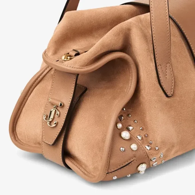 Bar Holdall Medium Toffee suède reistas met Biker-leren afwerking en parelstuds Bar Holdall Medium Toffee suède reistas met Biker-leren afwerking en parelstuds