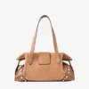 Bar Holdall Medium Toffee suède reistas met Biker-leren afwerking en parelstuds Bar Holdall Medium Toffee suède reistas met Biker-leren afwerking en parelstuds