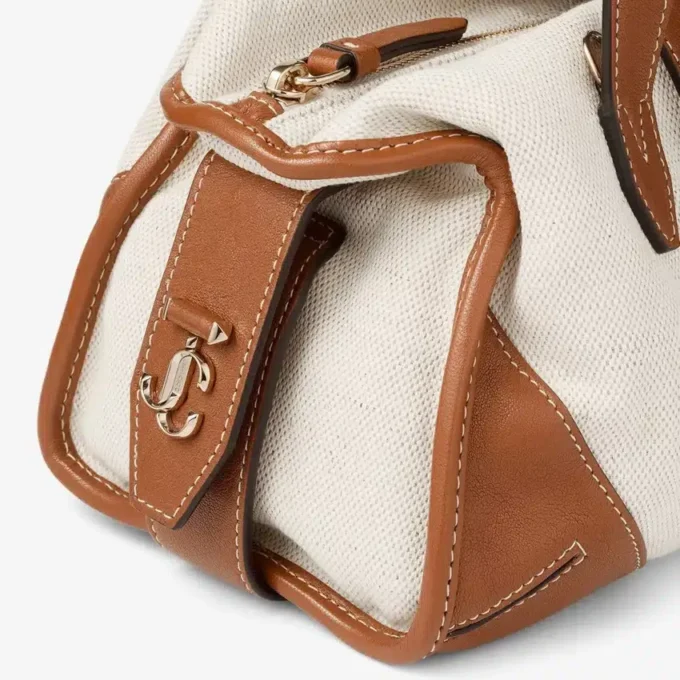 Bar Holdall Small: naturel en tan gerecyclede canvas reistas met biker-leren afwerking Bar Holdall Small: naturel en tan gerecyclede canvas reistas met biker-leren afwerking