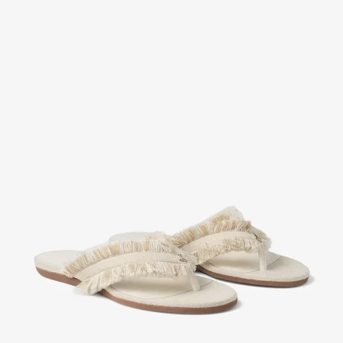 Bay Flat Amandelkleurige platte sandalen van gerafeld canvas met vlekjes Bay Flat Amandelkleurige platte sandalen van gerafeld canvas met vlekjes