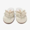 Bay Flat Amandelkleurige platte sandalen van gerafeld canvas met vlekjes Bay Flat Amandelkleurige platte sandalen van gerafeld canvas met vlekjes